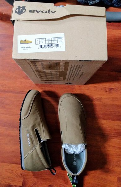 evolv slip on