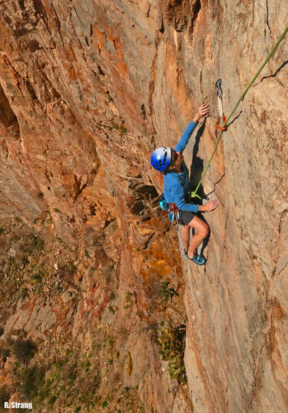 Susan at the 2nd pitch crux  <br>
Midas Touch(5.10c/d)Grade II