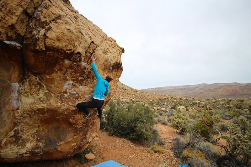 Bouldering in Twin Towers, Red Rocks