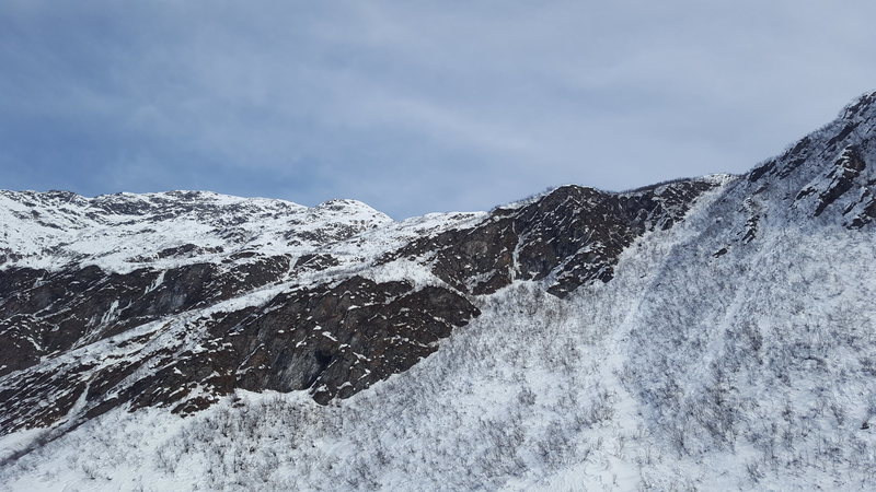 Vanishing point consists of the ribbons located on the cliff and in the center of the photo.