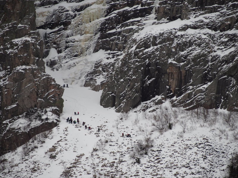 Black Dike Rescue 2/4/17 Up to 24 climbers and rescue personnel assisted in the successful rescue of an injured climber from the Black Dike.