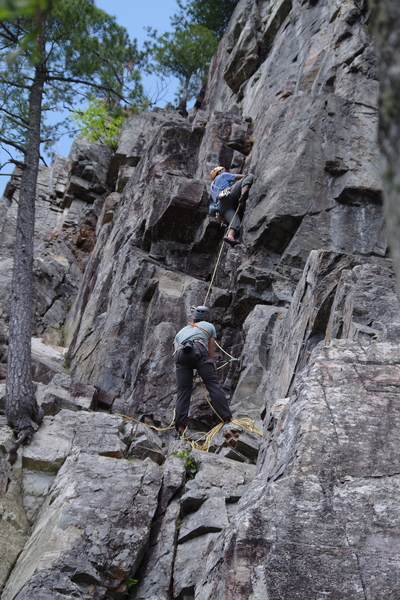 Unknown climber starting second section (from 1st belay station)
<br>
<br>
Grimpeur inconnu qui commence la deuxième section (à partir du permier relais)