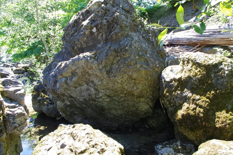 Climbing in Dab Rig Boulder, Willamette Valley