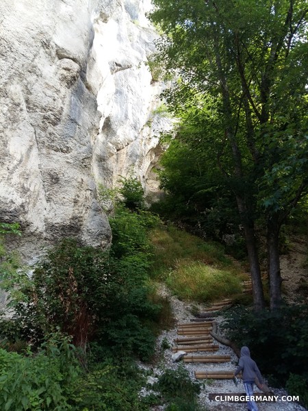 From the parking lot, this goes steep uphill and the nice steps you see end quickly, giving way to a narrow path full of loose gravel.
<br>
<br>
Head up here for another dozen climbs or the way to Dreiecksfels.