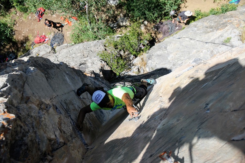 Jomah clipping bolts in the awesome dihedral.