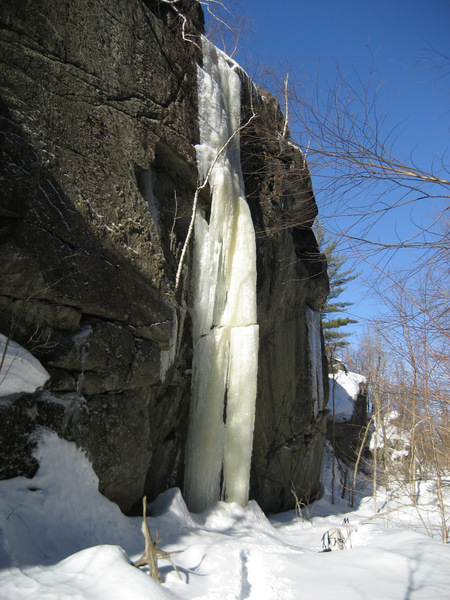 White Fang (WI5-). The thin sheet of ice to the right has also been led (Chris Thomas ca 2003)