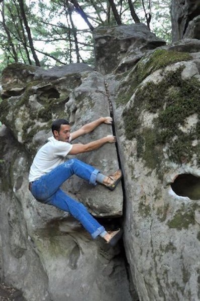 Further up the 1 1/4" crack (V1) at Indian Cracks in Sanborn Skyline County Park, CA. Photo: MorComm