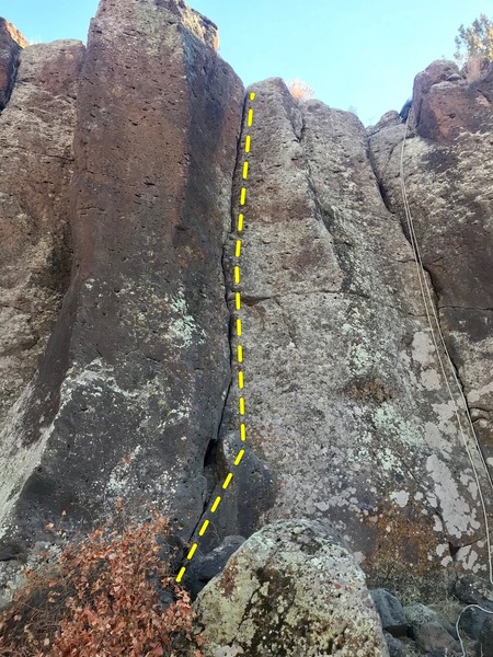 Easy Twin Left. Easy Twin right can be seen in the photo as the crack with the rope.