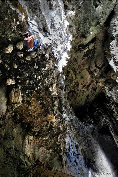 Sergio leaving the nice roof section in the beginning. Crux coming up.