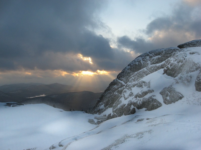 Crane's summit has almost no ice; but in the right conditions, the summit ridge cliffs provide mixed lines reminiscent of Scottish winter climbing.
