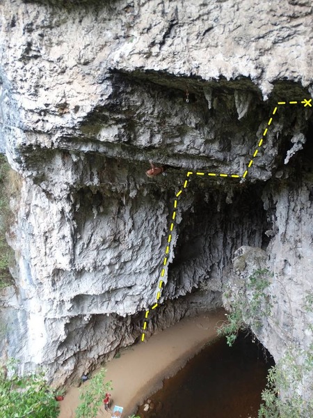 The line of "La serpiente cosmica". The person on the left is climbing "Helldorado".