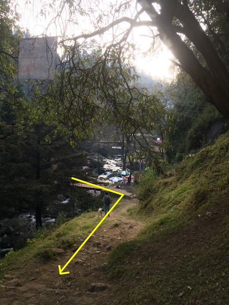 Approach to Segundo Dinamo (Step 1). Cross the bridge and head up the hill, up and right.