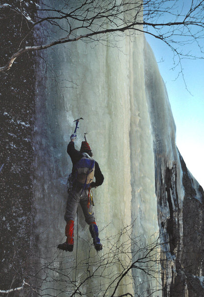 Rainsford Rouner leading the crux pitch on the FA of the 'Dropline' in Feb 1976.