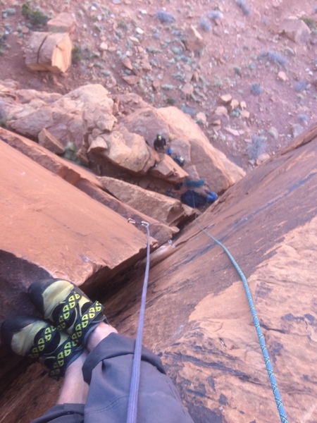 Looking down from 10 feet above the drilled piton on pitch 1. Its about 10 feet from that piton to a no hands stance where pro can be placed and squeezing into the chimney begins.