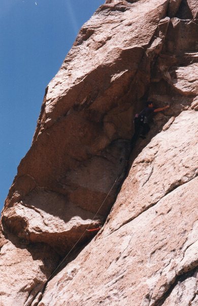 Clipping the bolt on Abrojos e Centellas coming in from the dihedral above the first pitch of Lost Fingers