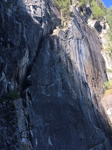 N.I.B dike on left. NA the amazing horizintal zebra streaks on right.