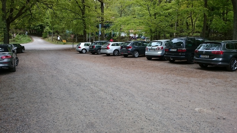 The parking for Lindemannsruhe with a view of the beer garden in the background.