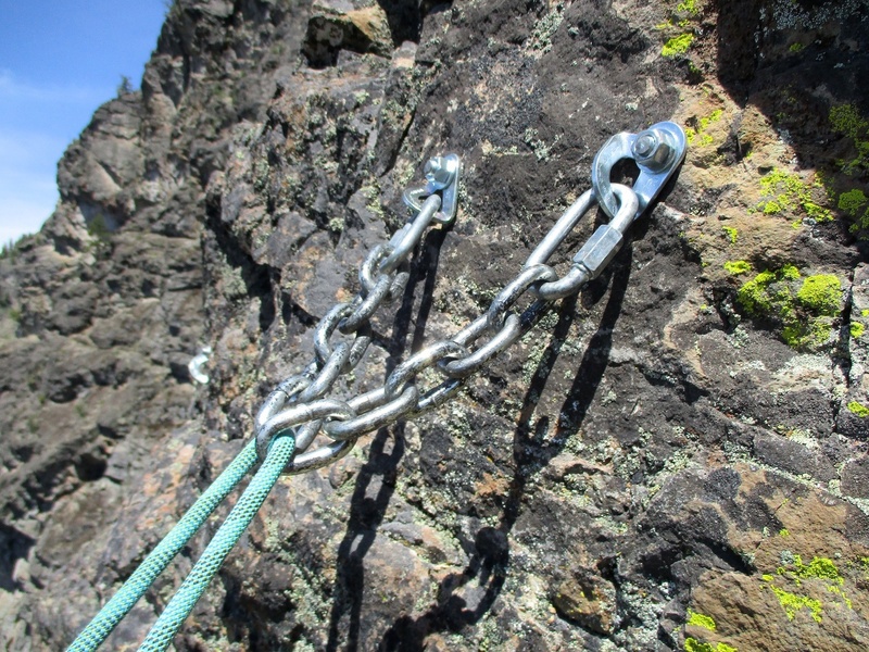 The rap route is equipped with nice chains. The rap stations are beside the route, but independent from the belay stations on the route.