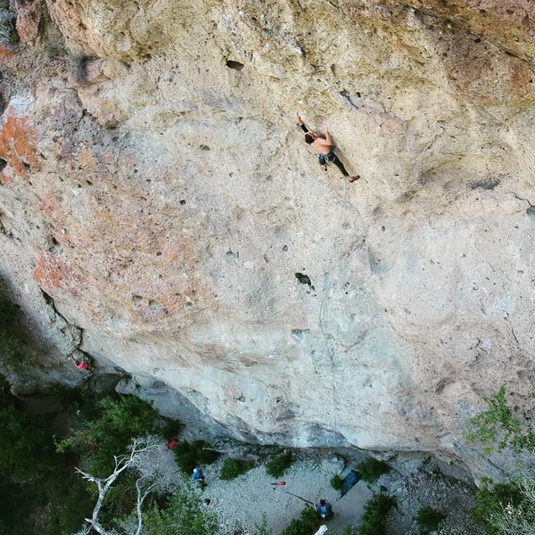 Simon Beckman beginning the overhung crux section.