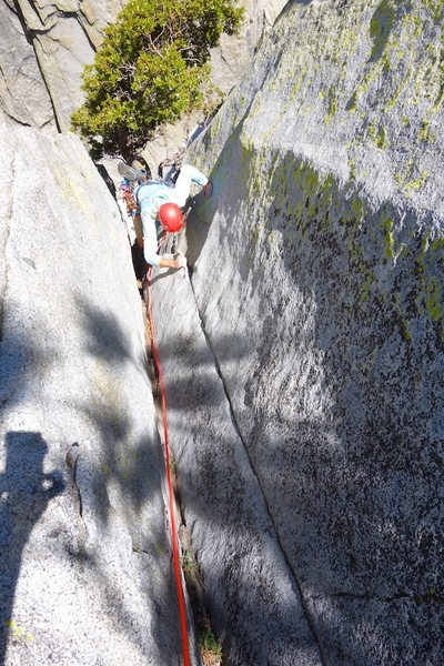 Final groove to the top. I recommend running Pitch 2 all the way to the top. It is a 60-65m pitch, but gives you a nice belay at the big tree on a flat ledge rather than a small stance on a ledge.