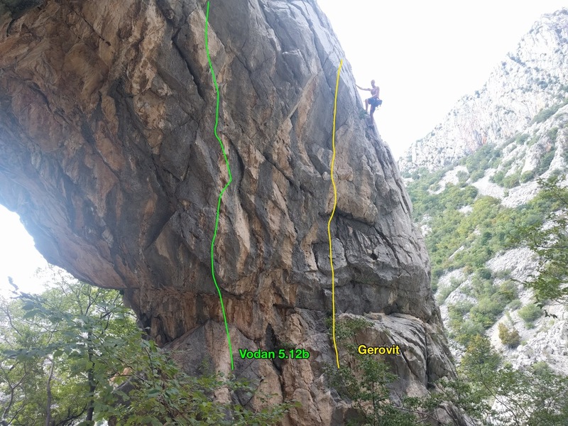 Like a fool, I didn't get the other side of the arch. This is a picture of slightly more than half an arch. There's other routes, I just didn't climb them. You'll have to get the guidebook to see for yourself.
<br>
<br>
Gerovit is 11d