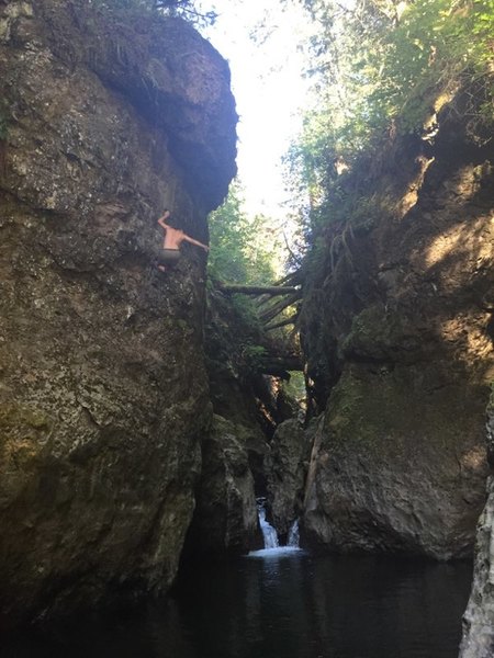 Jakub Rynkiewicz falling into cold water!
