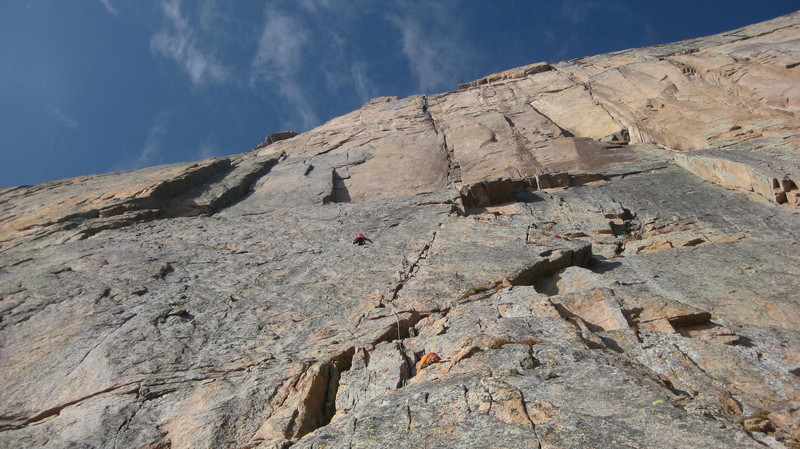 A picture taken atop the D1 pillar. From here, you can pretty much see the next 3 pitches of the route: continue up the 5.9 crack above, traverse left once you reach a fixed belay, and continue to a good stance 1 pitch below the 2 right-facing dihedrals.