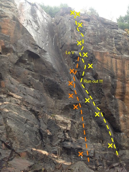 Astérix (5.10) Le départ se fait dans le dièdre de la dalle (ligne jaune). Puis grimper dans le V pour quitter la dalle jusqu'au relais. Soyez vigilant. Une chute entre la 3e et 4e bolt (jaune) n'est pas une option! Variante en orange plus sécuritaire