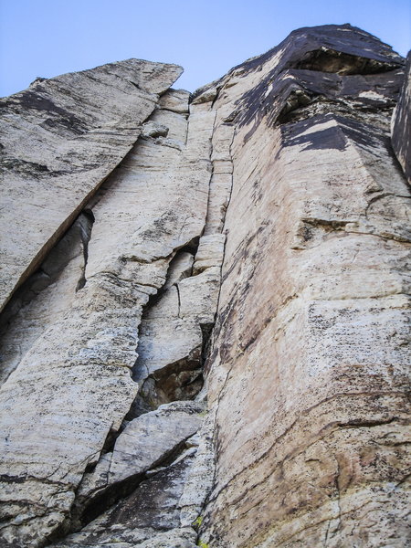 Looking up at the twin crack system of Mudterm.
