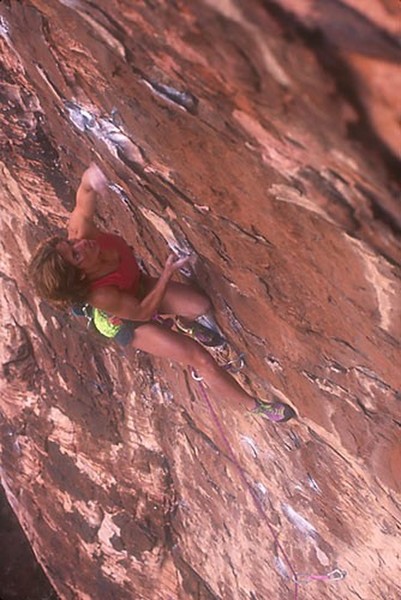 The one & only,The Mihgtyest mite -Lynn Hill- applying ,under-cling/Side-pull 'Chacal' (open hand grip)
