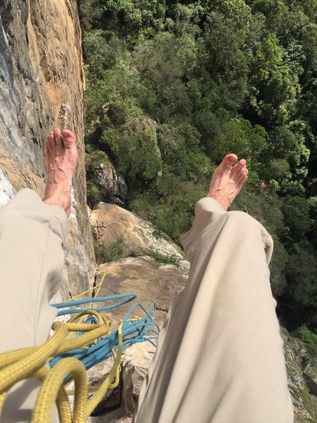 3rd belay station. Aeeeeeeerial and uncomfortable. Photo: Eric Penedo