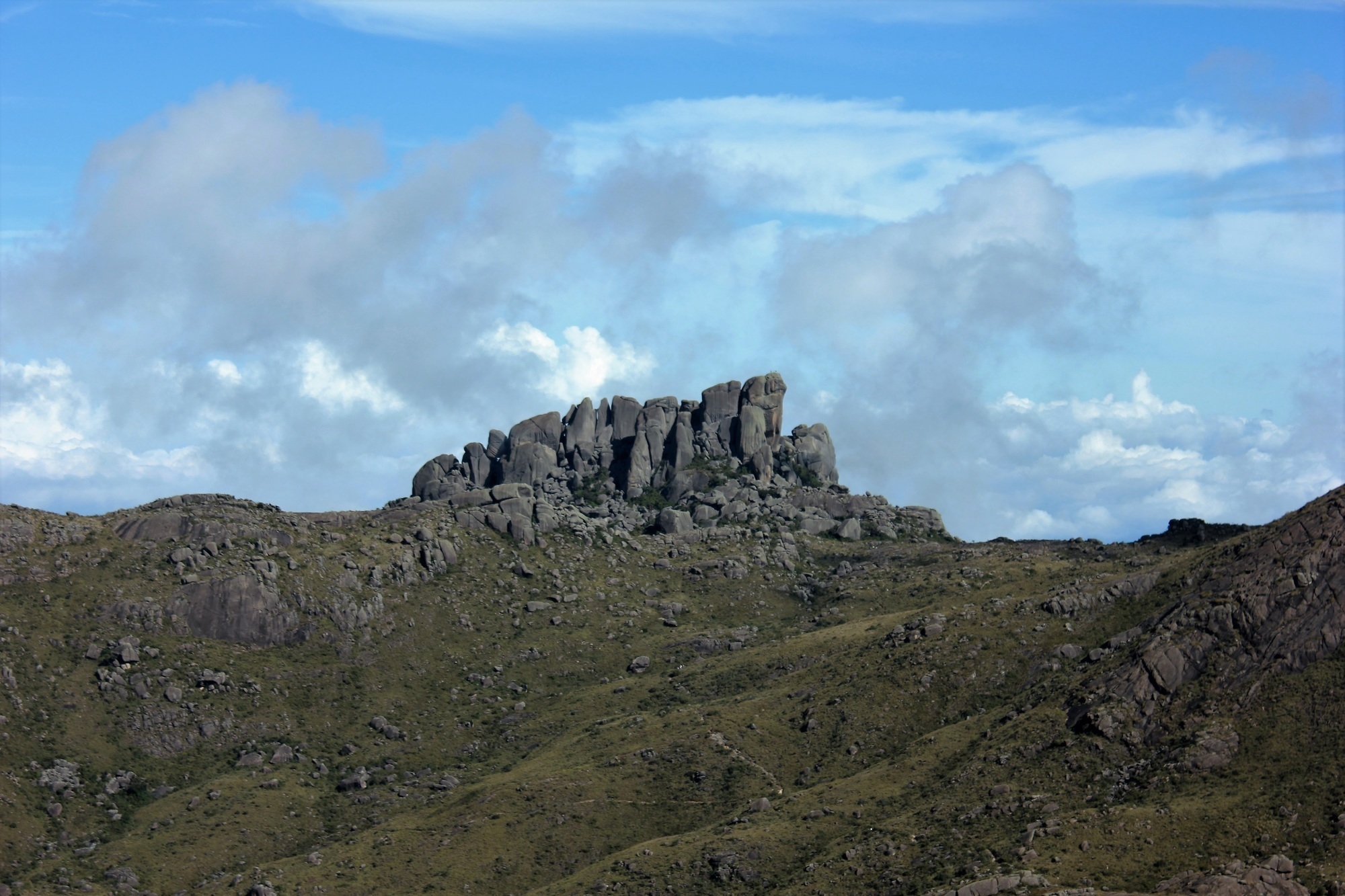 Prateleiras seen from Agulhas Negras main trail. Photo: Eric Penedo