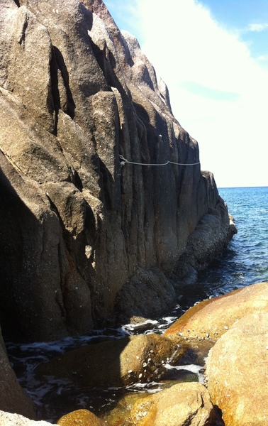 The approach to Lang Kai back in 2014. Traverse around these rocks until you get to the base of the climbs. Rope was pretty taut back then and I was quite stretched out at 5'4. Shoes would be nice for spikey barnacles.