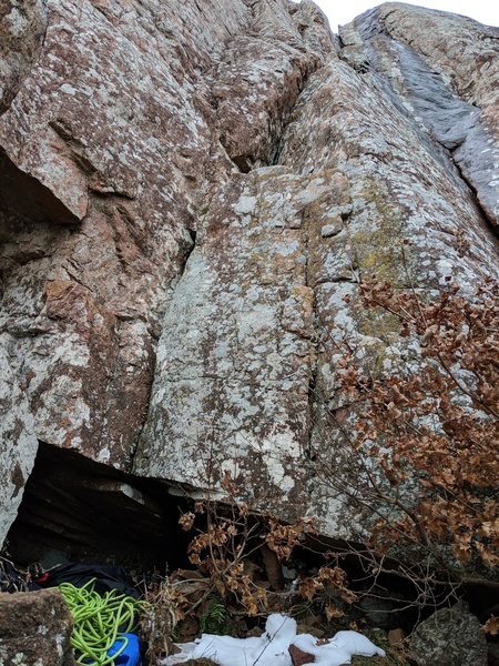 A slightly snowy belay at the base of arm bar