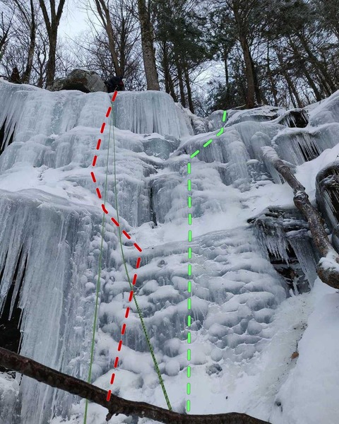 Pitch 2, the left side (red line) is WI3. Right side (green) is WI2. Rap rings were on tat on tree to the right of the boulder.
