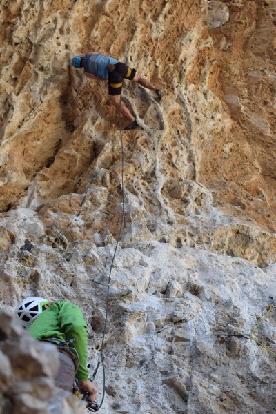 Hold that climber is heel hocking with left foot broke (again?) March 22, 2019