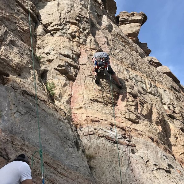 Placing the second bolt, the first is visible in the dust below me. The rope on the left is placed static on semi automatic and pulled to the right on a bolt for little green alien. This route splits the two going up the prominent face.