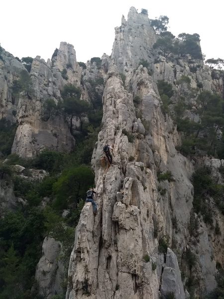 Photo from atop the petite Aiguille, climbers seen starting to leave the p1 belay