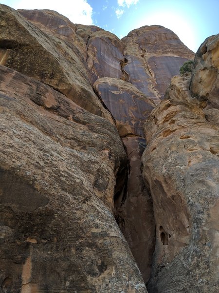 P1 and the handcrack on P2 (leftmost crack) can be seen.