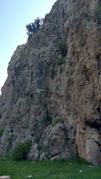 follows the crack system on the left side of the photo
