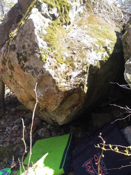Another nice compression line on the Lean-to boulder. This one is on the backside just right of Right Entry. The holds are there, but the start is quite hard. Didn't look like it's been done before, I'll add it as a route if I complete it.