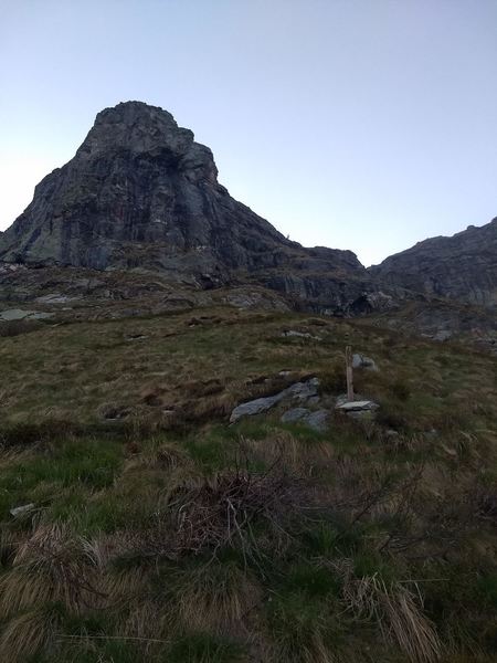 fork in the trail about 2/3 of the way up, with a signpost with no signs. Stay left! Head towards the rock!