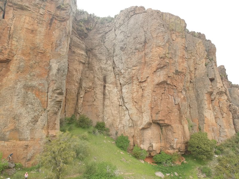 Crag approach to the left up to the overhang and new routes going up.