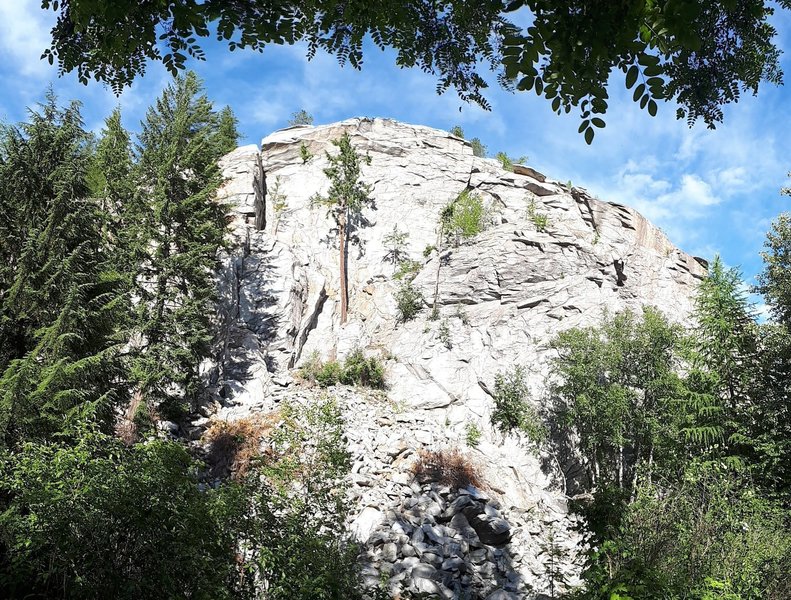 Big boulder routes are found in the low right section of rock shown.