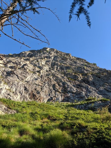 The route begins 20' to the right of the end of the red rock at the base in this photo.