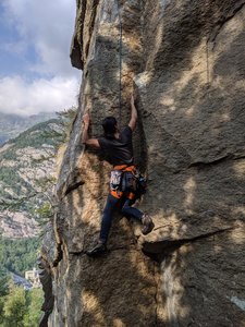Ronda at the crux of P1 of Spigolo Grundal.