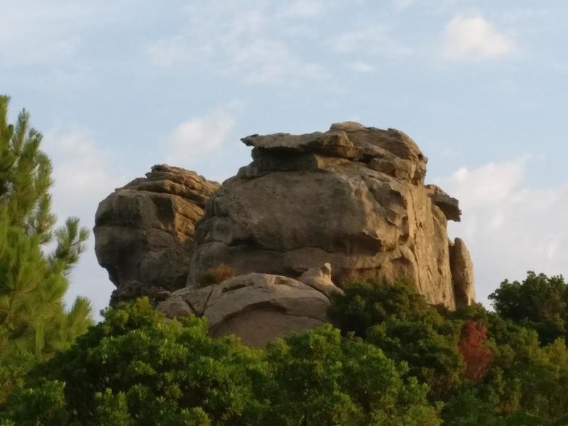 South face of the main outcrop; Cuneo Violenta 7b/c is on the left between the two boulders, Il cuore non basta 8A+ is in the middle of the RH S boulder