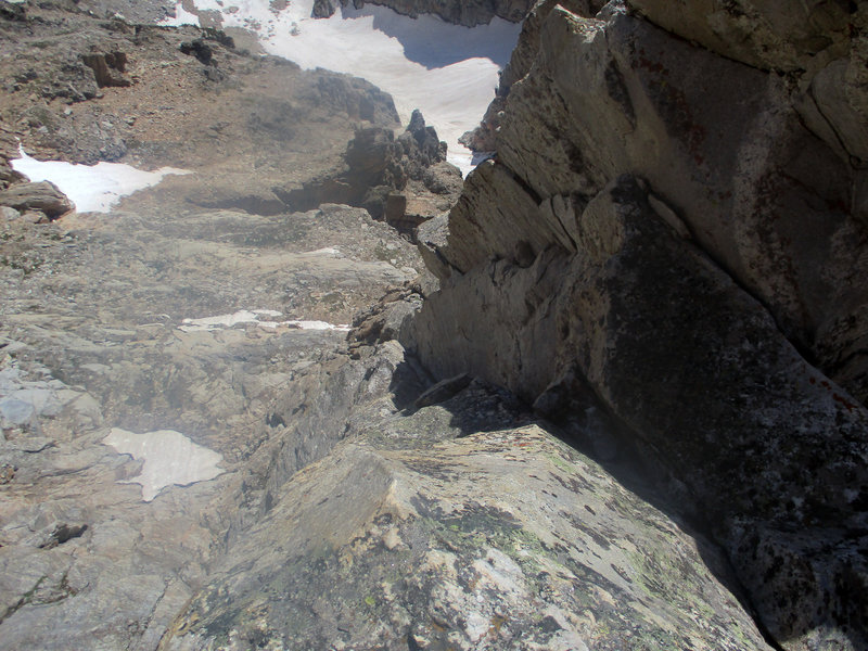 Looking down our off-route variation over the Molar Tooth from atop the 2nd pitch. We knocked off most of the loose blocks, but you can see one still wedged & ready to go in the hand-traverse groove. Someone clean it up and the pitch will be great!