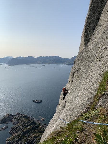 Traverse before the final "5.dirt" pitch to the summit.