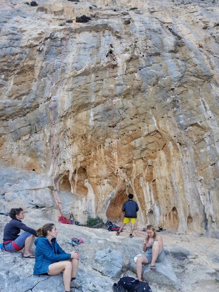 1 climber works the Crux of Mira Que Tinc while all the others chill out on a beautiful day.